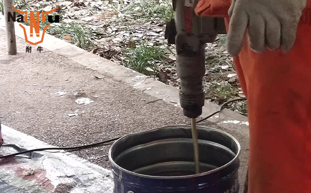 瓷砖背胶为什么有水斑？？？