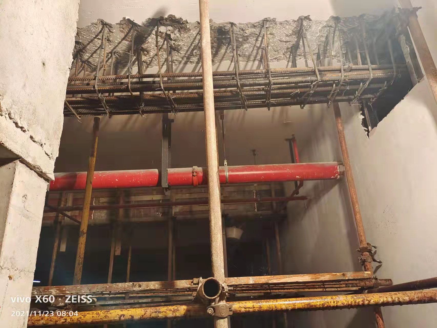 钢筋锈蚀后，，混凝土结构性能或许会被裂化和破损